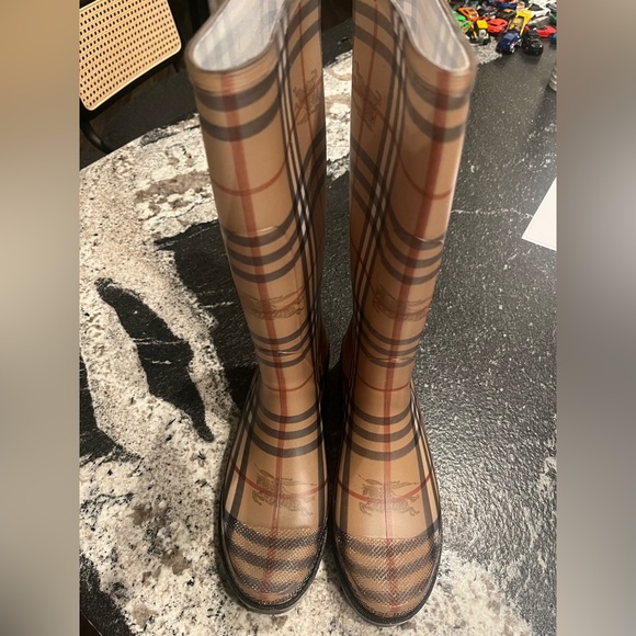 Burberry rain boots - Picture 3 of 5